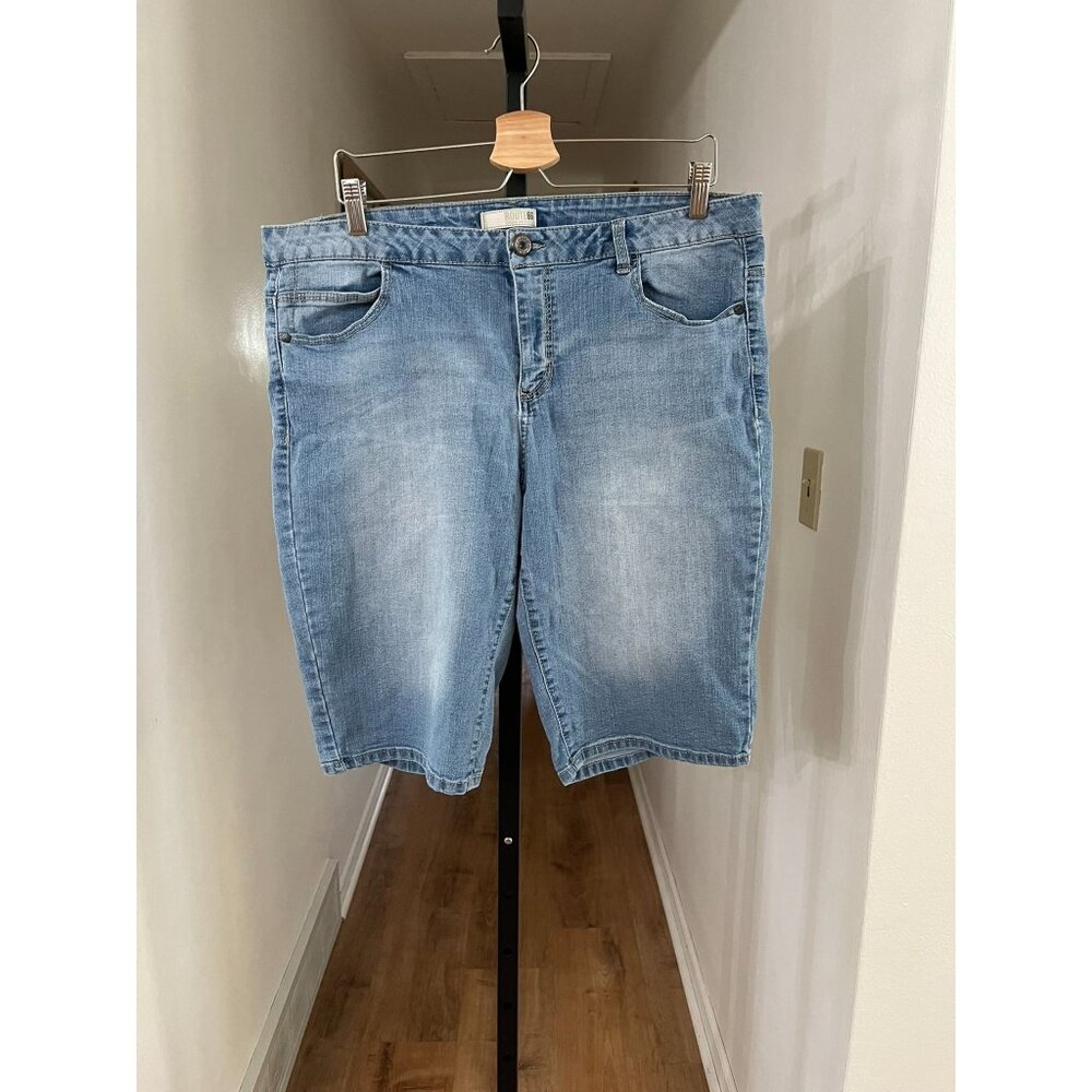 EUC Women's Route 66 Denim Short Light Wash